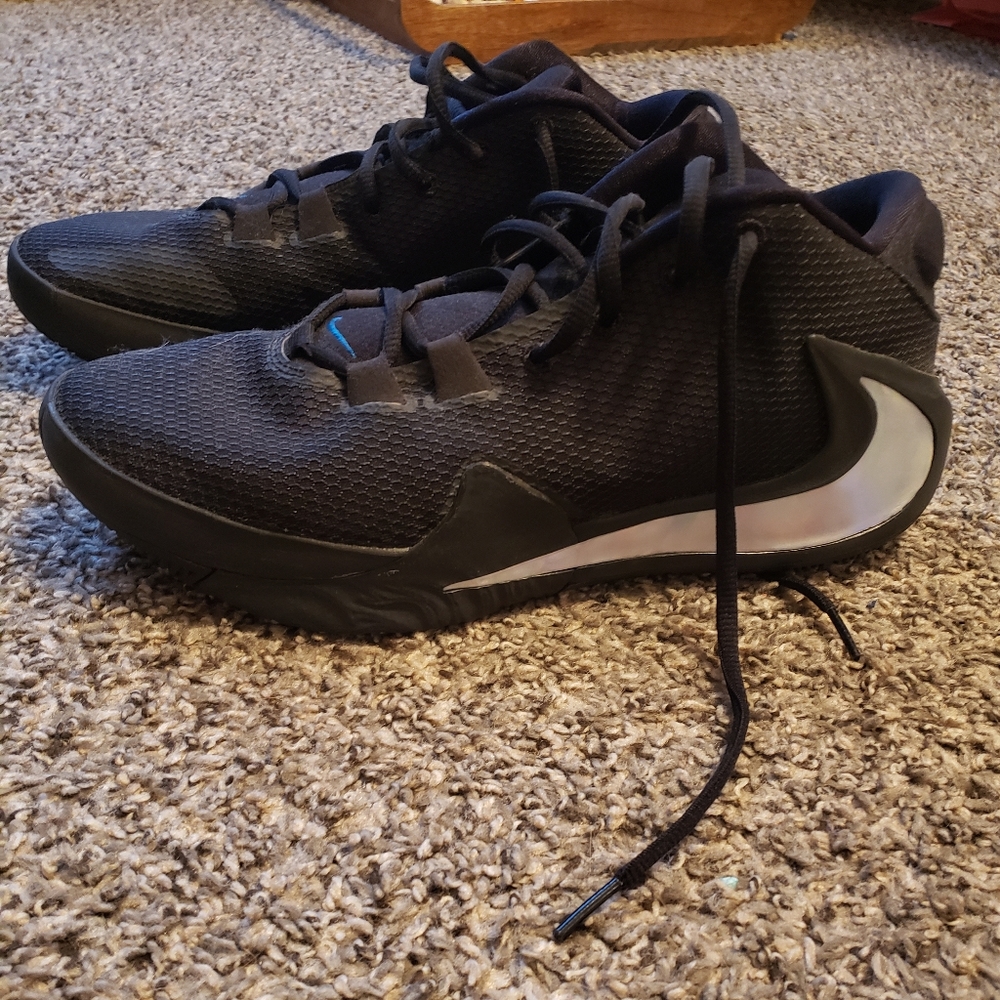 black Nike basketball shoes - Picture 1 of 7